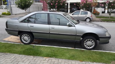 Mexendo em alguma coisa embaixo do carro..