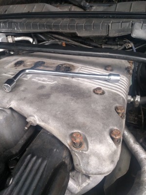 Aqui, no ínício da remoção dos parafusos do coletor de admissão, uma pena ter removido os lacres originais de fábrica, certamente este motor nunca foi aberto.