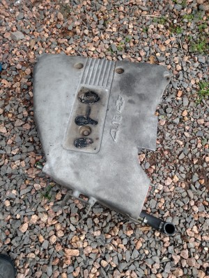 Não me perguntem o porquê, a placa &quot;Chevrolet&quot; estava com os parafusos corretos, mas o meliante decidiu colar também com alguma coisa.