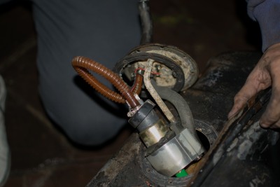 Não lembro a marca desta bomba, acho que era Magneti Marelli... Enfim, tá guardada para testes... Essa não volta pro carro.