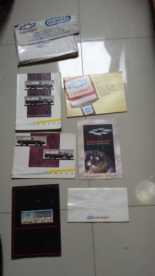 Manuais originais do carro. Particularmente, nunca tinha visto ao vivo todos esses documentos originais juntos, e do carro em questão.