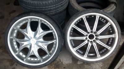 Comparando o pneu que estava nas rodas dianteiras do meu carro (225/ 30 r 20) com o que estava nas rodas do suprema do meu pai (225/ 35 r 20), Agora ele colocou um par de 245 na traseira e eu catei dois 225/ 35 pra mim =P  Perfil 30 é baixo demais pro meu gosto