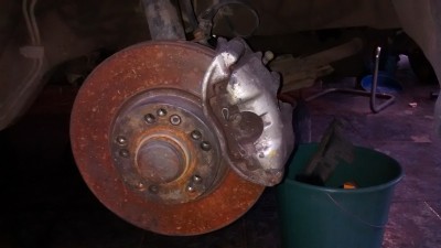 Cubo de roda com 10 furos, centralizador de polipropileno feito sob medida no torneiro. Disco enferrujado pelo tempo que ficou sem uso