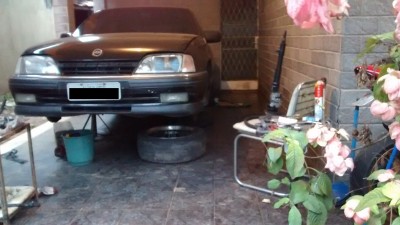 Essa foto é bem simbólica. Tirei logo antes de colocar as rodas dianteiras pra descer o carro dos cavaletes onde ele ficou por meses a fio. Já o coloquei no chão tem umas duas semanas, acabei não tirando mais fotos