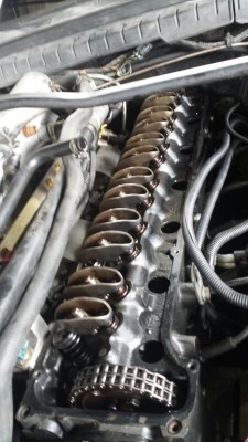 Motor sem a tampa de válvulas. Sem borras.