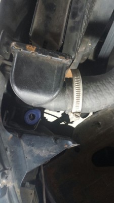 Gambiarra encontrada, para fixar o radiador.