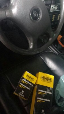 Terminais de direção do lado esquerdo. Só o externo estava com folga, mas optei por trocar o par.