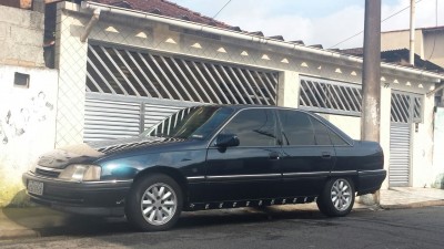 Carro na porta da oficina, esperando vaga.