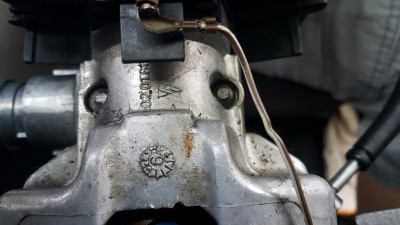 Parafusos cisalháveis que prendem carcaça da trava na coluna. Removendo-se eles é possível tirar e principalmente encaixar o cilindro pressionando a trava com a mão para posição que deve estar para encaixar o cilindro novamente. Detalhe que se estragar os mesmos, tem que encontrar parafusos que tenham a cabeça do mesmo diametro para que entrem no pequeno espaço destinado a eles.