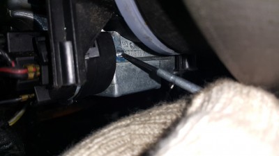 Parafuso que prende o comutador de ignição. Virando o volante de forma que os raios fiquem para cima e para direita, se consegue com uma chave pequena afrouxar ele. O outro lado é apenas encaixado. Como parecia ser original ainda e tinha tinta sobre ele, precisei usar um alicate para o torque inicial. A chave fica enviesada.