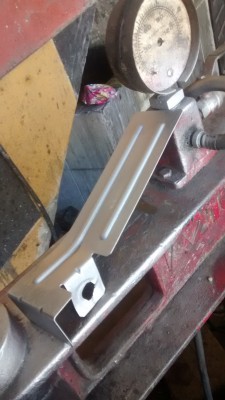 Chapa defletora pronta pra voltar pro lugar, junto com o amortecedor.