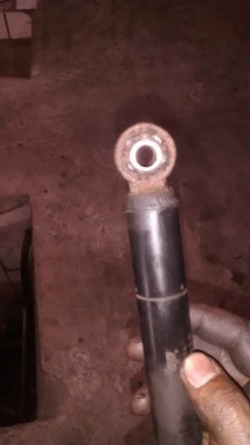 O amortecedor do lado esquerdo do motor, olha o que o calor fez com a bucha superior dele!