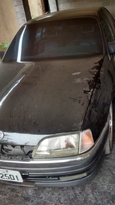 Empoeirado de novo. Tirei a grade pra tentar descobrir o problema da ventoinha e pra recolar o friso cromado  que saiu.