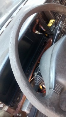 Volante bem ruim. Quero comprar um de couro de 4 pontos ou, se possível reformar esse e cobrir de couro.