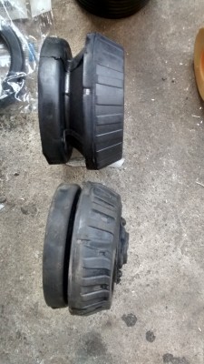 Comparando o Coxim novo com o antigo. Esse coxim havia sido instalado logo antes do cara me vender o carro. Devia ser marca vagabunda.